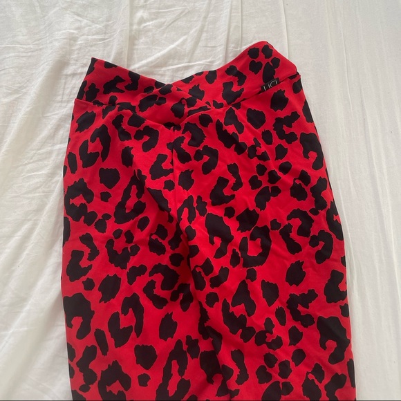 LICI FIT scrunch butt shorts with v- front - Picture 1 of 2